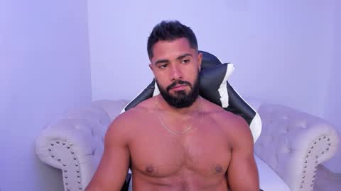 santiago_huntt online show from October 25, 2025, 12:23 pm