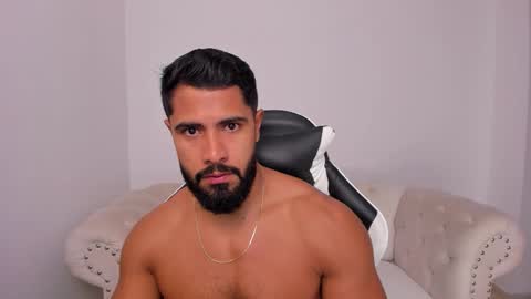 santiago_huntt online show from January 10, 2026, 1:02 pm