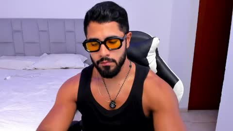 santiago_huntt online show from April 16, 2026, 8:53 pm