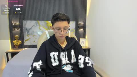 santiago_russo18 online show from September 26, 2025, 12:09 pm