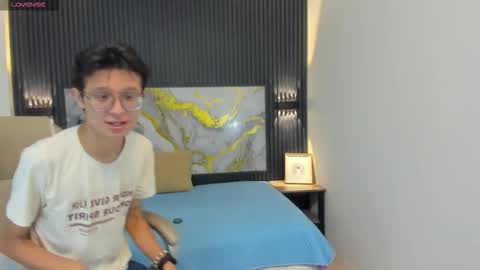 santiago_russo18 online show from October 30, 2025, 12:17 pm