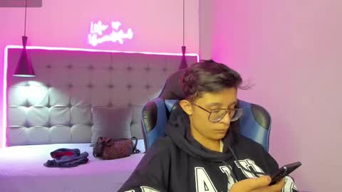 santiago_russo18 online show from February 24, 2026, 1:20 pm