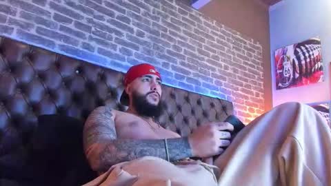 Santiago Hincapiie online show from March 8, 2026, 4:27 am