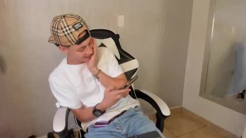 Julius Novachrono  online show from October 3, 2025, 7:33 pm