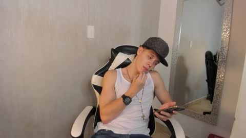 Julius Novachrono  online show from October 25, 2025, 8:03 pm