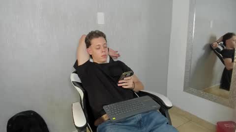 Julius Novachrono  online show from November 7, 2025, 7:58 pm