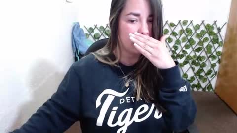 Snapshot of santos_tania1 chatting on June 16, 2026, 5:04 pm tania online show from June 16, 2026, 5:04 pm