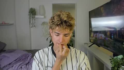 kitty online show from November 8, 2025, 2:01 am