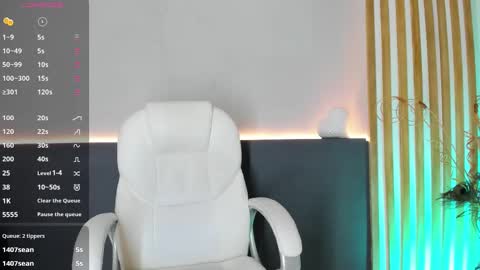 sara__jones_ online show from February 27, 2025, 7:37 pm