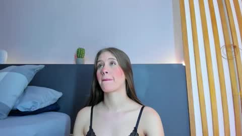 sara__jones_ online show from September 18, 2025, 11:45 am