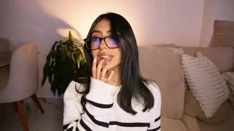 Sara  online show from November 23, 2025, 4:01 am