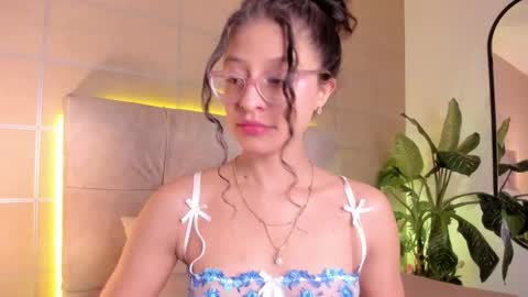 Snapshot of sara_mac_ chatting on March 26, 2026, 12:33 pm Sara online show from March 26, 2026, 12:33 pm