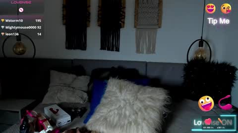 sara_parker22 online show from January 13, 2025, 1:28 pm