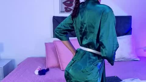 sara  online show from September 18, 2025, 2:08 pm