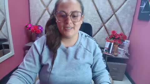 sara_thonson_ online show from December 4, 2025, 1:53 pm