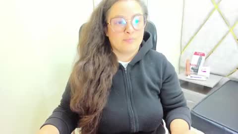 sara_thonson_ online show from May 16, 2026, 3:36 am