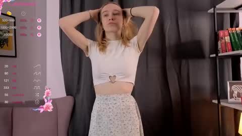 Snapshot of sarah_wenvy chatting on October 23, 2025, 8:57 am Sofia online show from October 23, 2025, 8:57 am