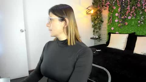 Sarah Deyvis online show from November 10, 2025, 1:10 pm