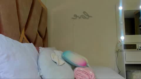 sarahhensoon online show from November 19, 2025, 5:13 pm