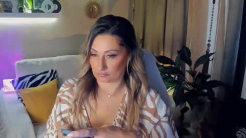 Divine Sarah NONUDE model online show from May 14, 2026, 3:08 pm