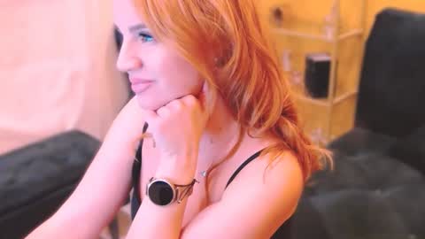 Sarah  Follow me  Thumb UP  online show from January 6, 2025, 4:26 am