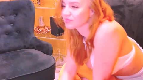 Sarah  Follow me  Thumb UP  online show from January 27, 2025, 12:58 pm