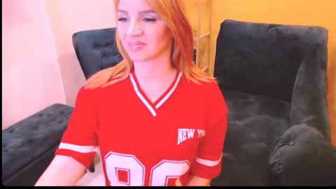 Sarah  Follow me  Thumb UP  online show from January 31, 2025, 1:23 pm