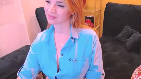 Sarah  Follow me  Thumb UP  online show from February 10, 2025, 1:11 pm