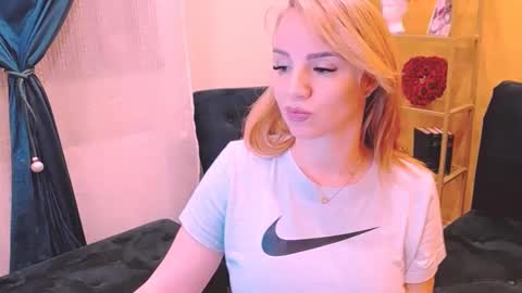 Sarah  Follow me  Thumb UP  online show from March 5, 2025, 10:33 am