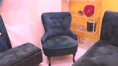 Sarah  Follow me  Thumb UP  online show from March 11, 2025, 8:20 am