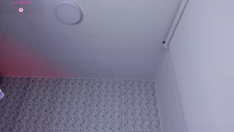 Sara jones   online show from December 17, 2025, 1:17 pm