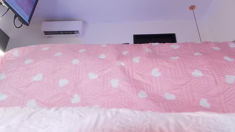 Sara  online show from November 14, 2025, 12:04 pm