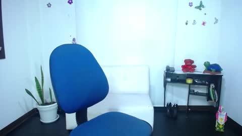 Saraloves online show from January 14, 2025, 12:03 pm