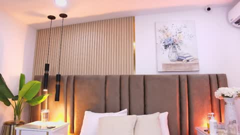 Sara Lugo  online show from April 1, 2026, 7:44 pm