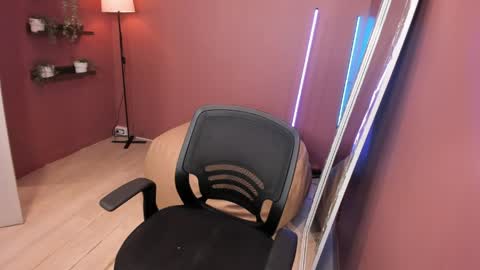 saranixxon_ online show from April 11, 2026, 7:45 am