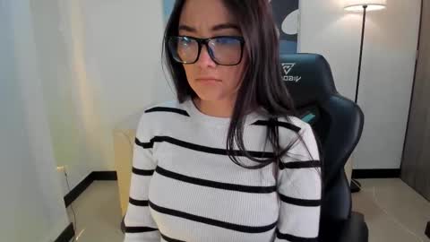 I am Sara  online show from December 18, 2025, 11:11 pm