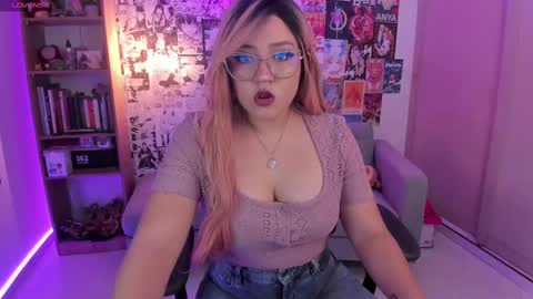 Snapshot of sararuales5 chatting on February 24, 2025, 1:21 pm Sara Ruales online show from February 24, 2025, 1:21 pm