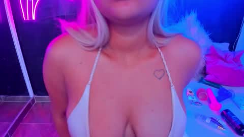saraycooper_ online show from September 15, 2025, 4:01 am