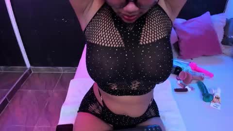 saraycooper_ online show from September 19, 2025, 4:36 am