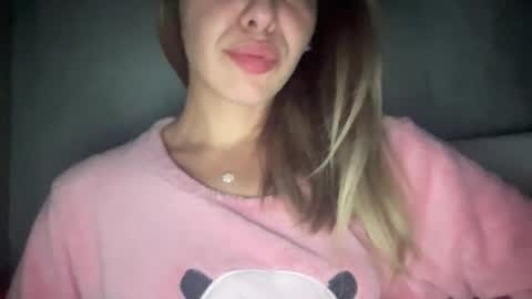 Snapshot of sarrah_rossy chatting on November 4, 2025, 9:25 pm Sarrah online show from November 4, 2025, 9:25 pm