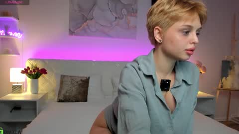 Snapshot of sasha_arrt chatting on October 22, 2025, 9:20 am sasha_arrt online show from October 22, 2025, 9:20 am