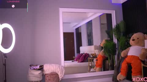 Dennise online show from November 19, 2025, 7:36 pm