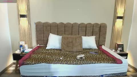 S A S H A R O S E online show from September 21, 2025, 12:07 pm