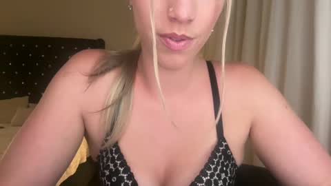MazyMay333 online show from September 22, 2025, 4:14 am