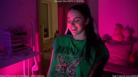 Snapshot of savvage_play chatting on December 18, 2025, 7:42 pm Naomi online show from December 18, 2025, 7:42 pm