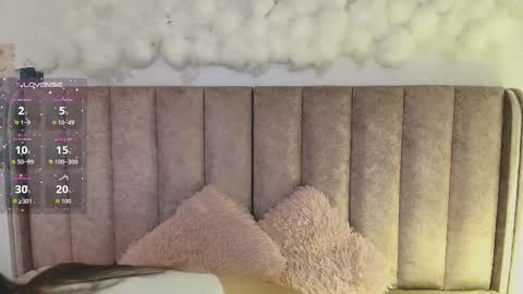 Scarlet  online show from November 18, 2025, 5:01 am