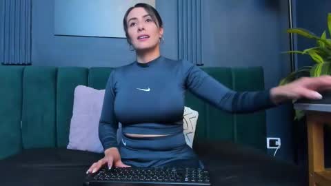 Scarlet Edwars online show from October 14, 2025, 8:20 pm