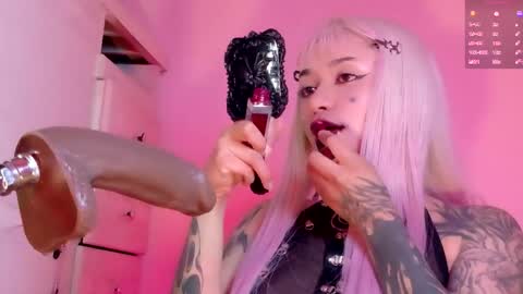scarlet_gold online show from May 7, 2026, 2:06 am