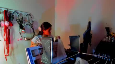 scarlet taylor kennedy online show from April 10, 2026, 8:24 pm