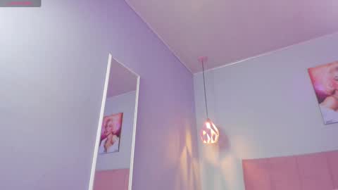 Scarlet  online show from December 19, 2024, 5:07 am